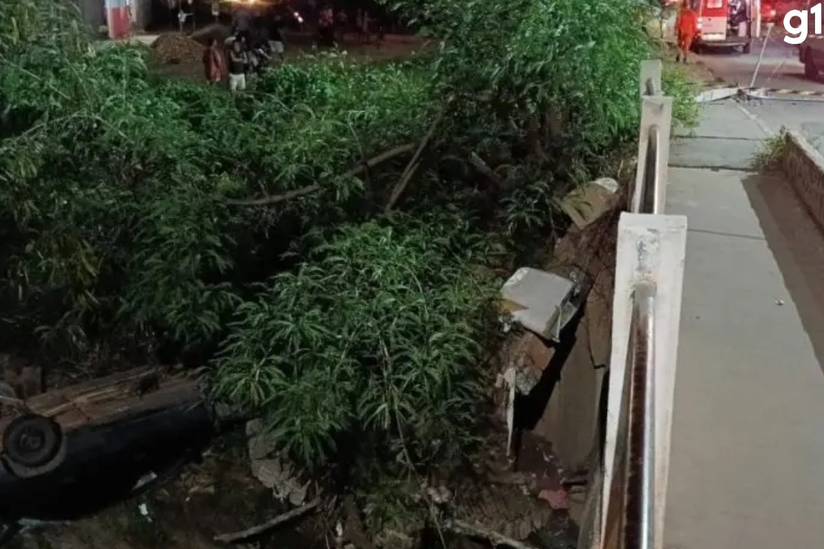 Motorista fica ferido após bater em poste e cair em córrego em Cuiabá