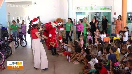 Mais de 400 crianças recebem presentes da campanha Papai Noel dos Correios