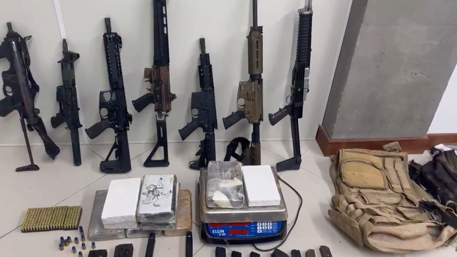 Delegado da Polícia Civil é investigado por envolvimento em desvio de fuzis apreendidos na Bahia
