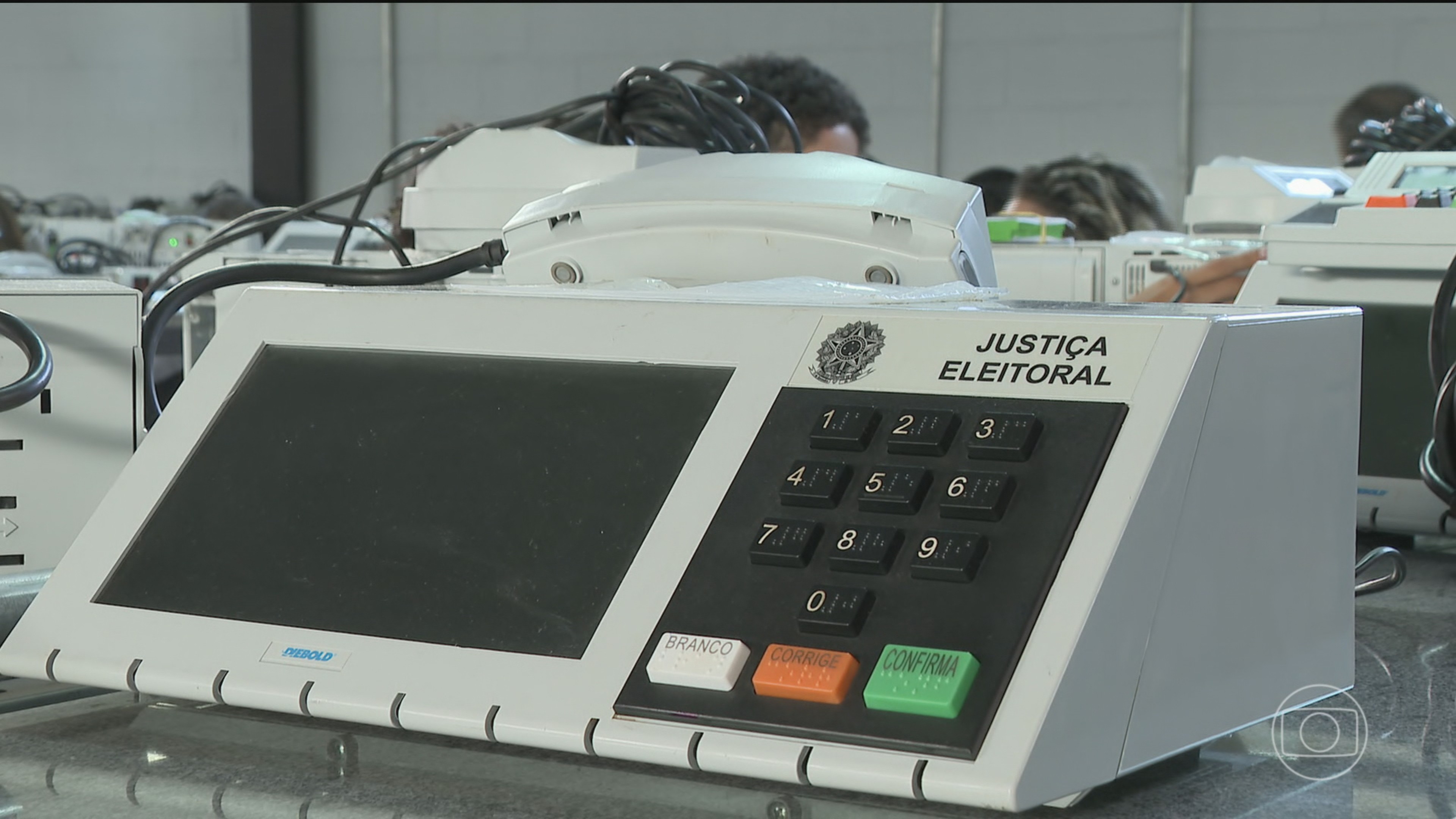 Quase 1 milhão de brasileiros que moram fora do país vão poder votar nestas eleições