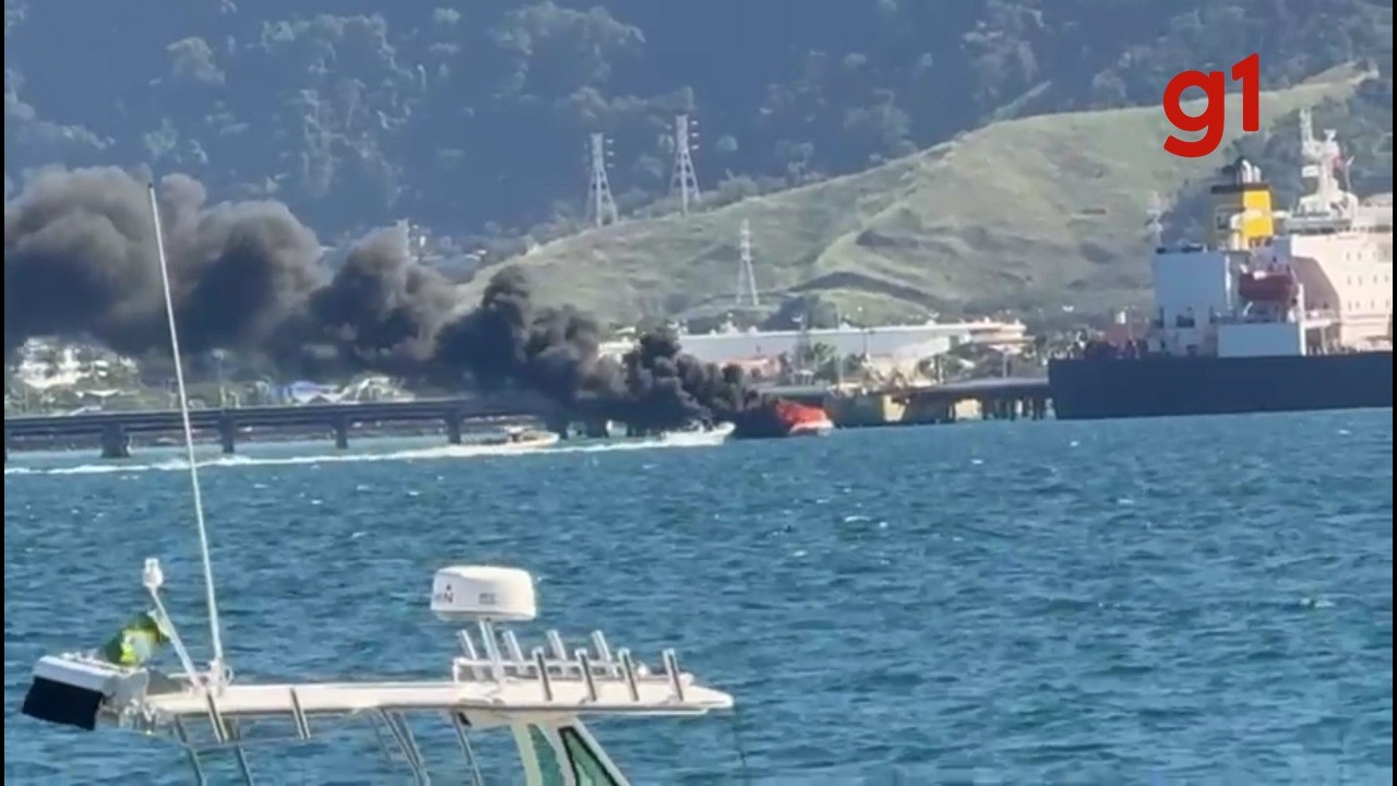 Embarcação pega fogo no mar de São Sebastião