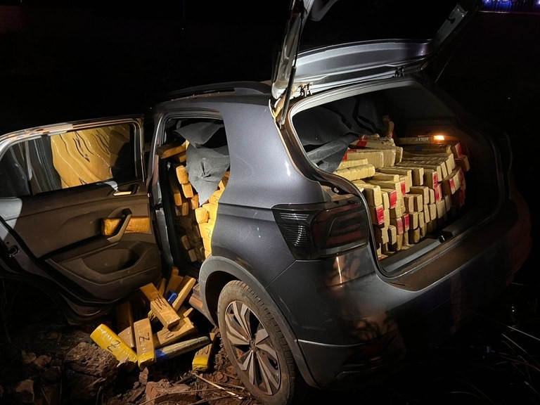Polícia apreende quase 1 tonelada de maconha em carro abandonado na BR-060 em MS