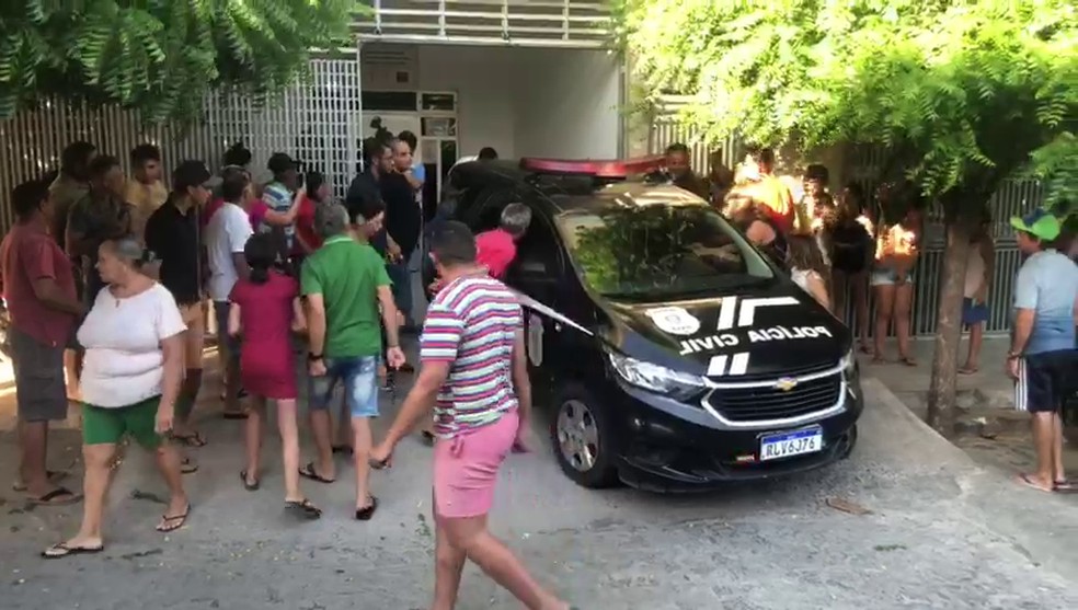 A mãe da criança e sua companheira foram levadas para a Central de Polícia de Cajazeiras — Foto: Reprodução/Lunara Moreira/TV Cabo Branco
