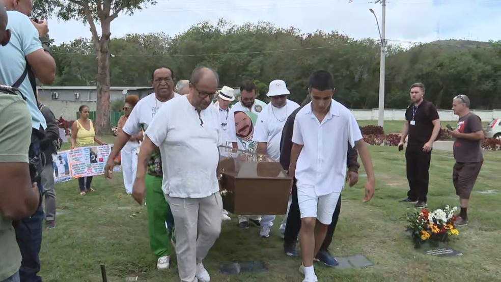 Corpo de Arlindo Cruz é enterrado no Cemitério Jardim da Saudade, em Sulacap — Foto: Reprodução/TV Globo