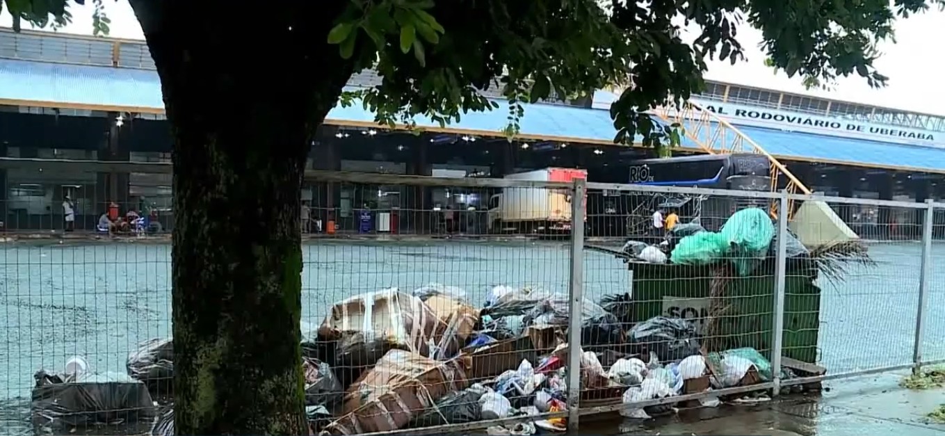 Coleta atrasa e empresa é notificada por acúmulo de lixo em Uberaba