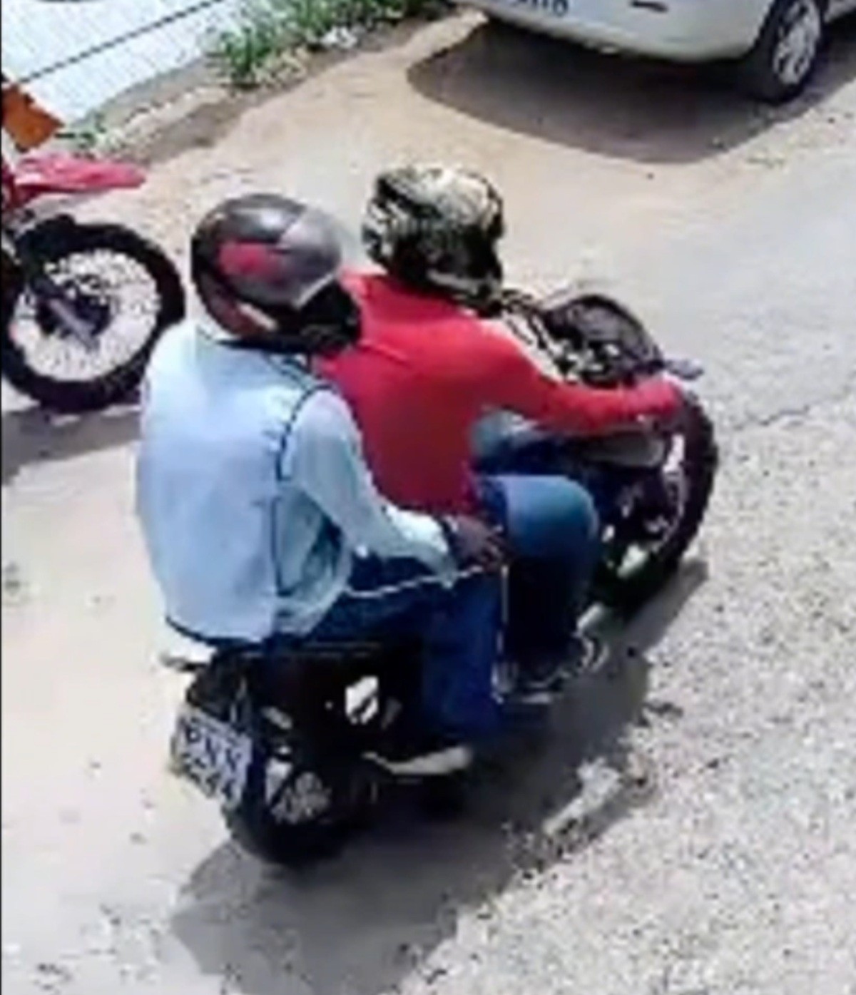 Polícia divulga imagem de criminosos que cometeram atentado em barbearia em Maceió; VÍDEO