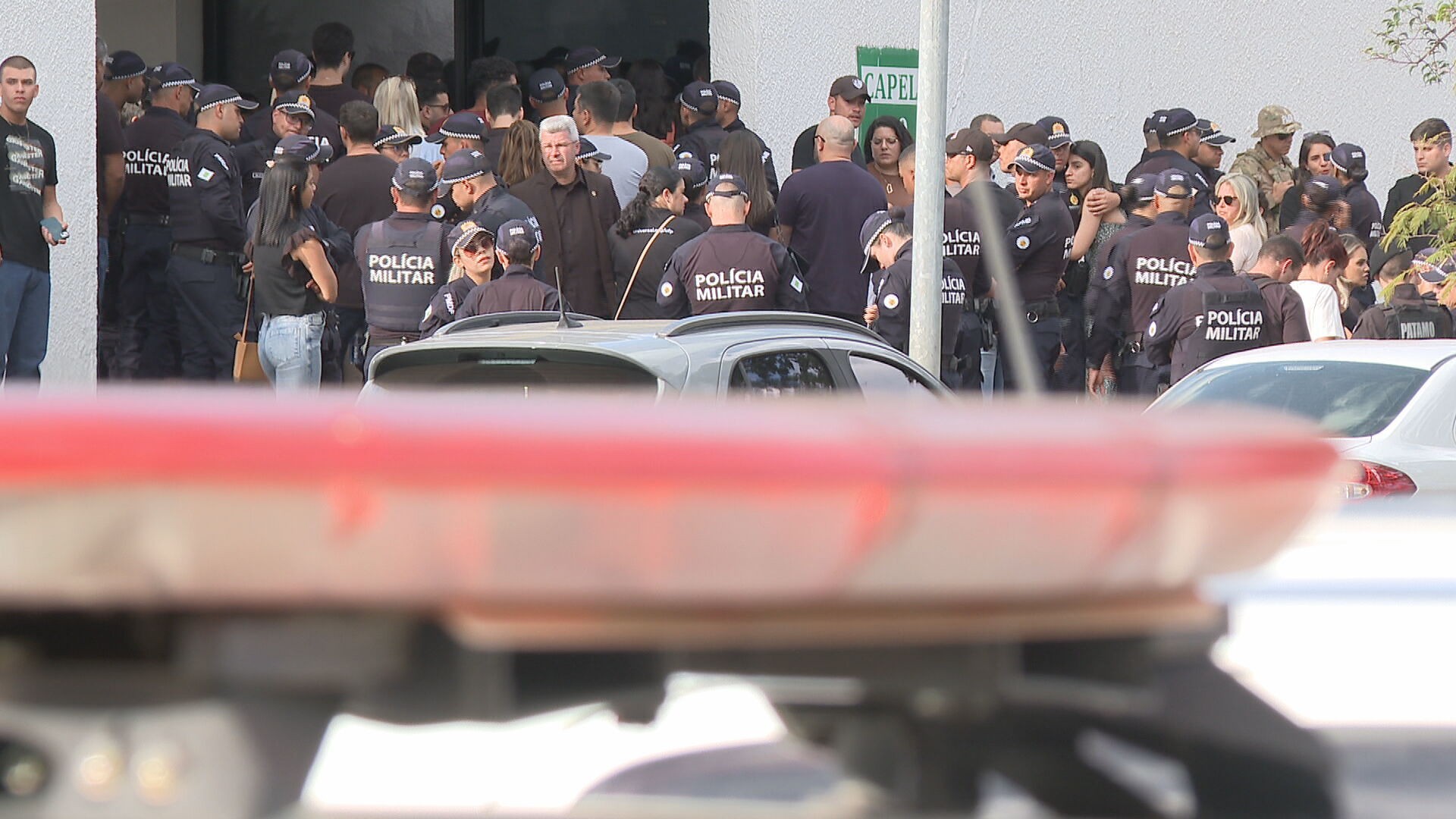 Corpos de PMs que morreram após acidente no DF são sepultados