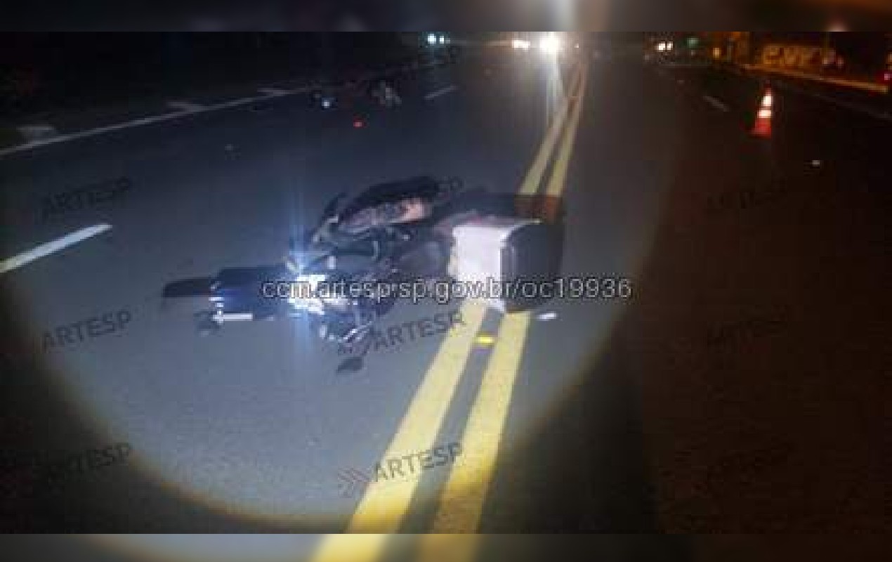Motos batem após uma delas atropelar cachorro e os dois motociclistas ficam feridos na SP-294