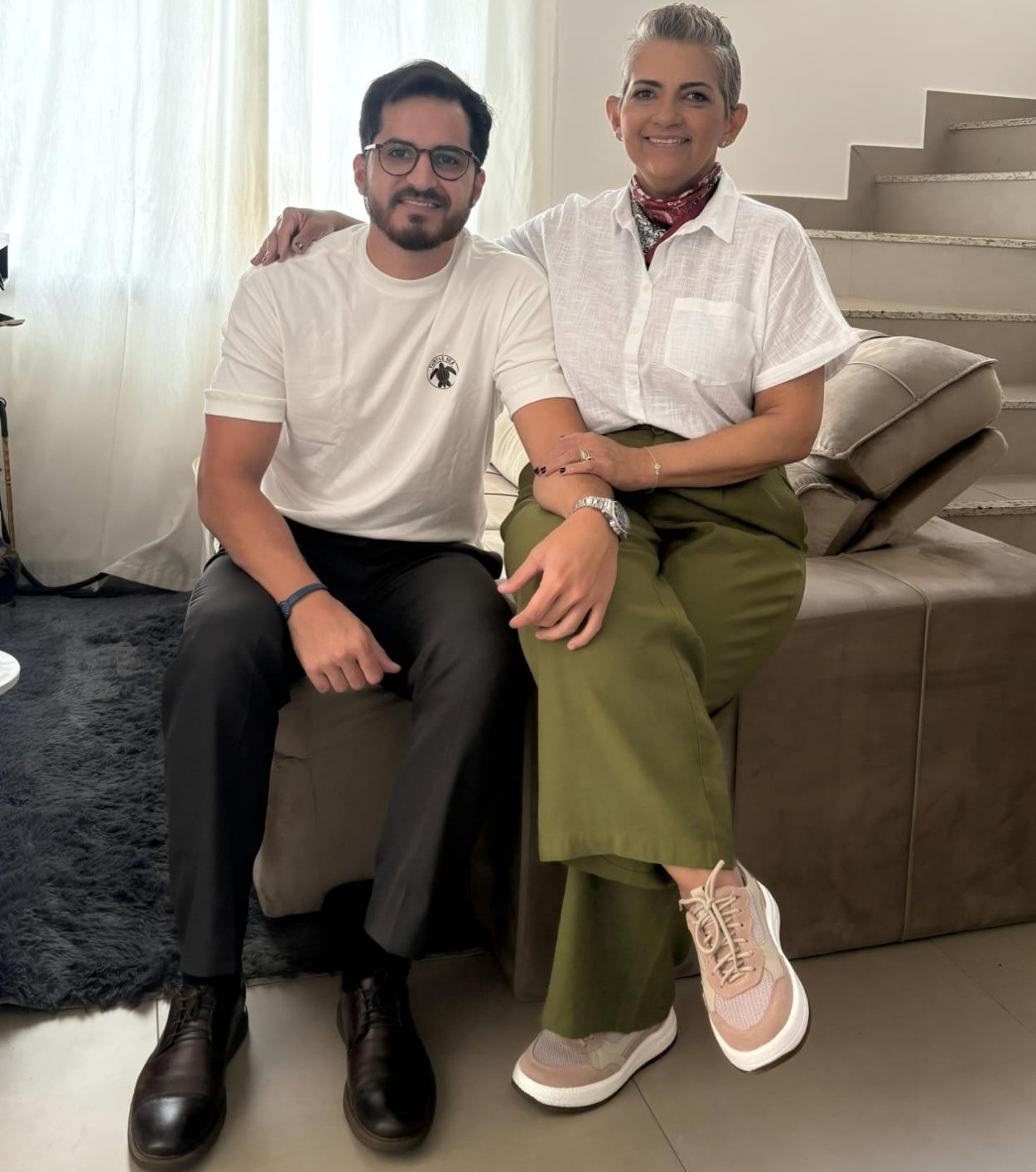 Filho doa medula para salvar mãe com câncer agressivo: 'Nova chance de viver'