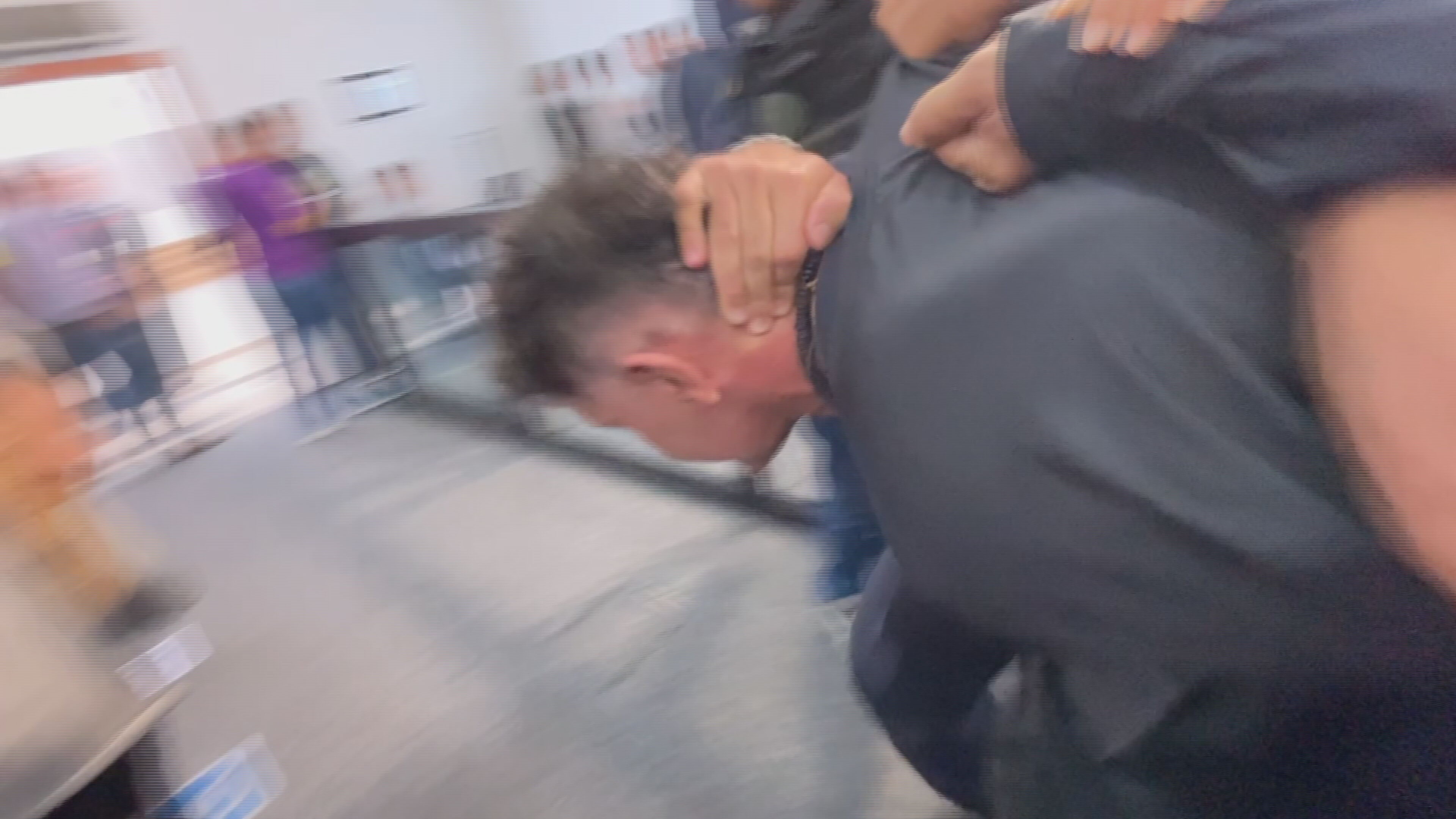 Sessão da Câmara de Sorocaba tem confusão e termina com homem retirado à força do plenário 