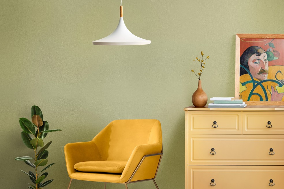 Móveis amarelos e marrons combinam com paredes verde, cor do momento — Foto: Freepik/Reprodução