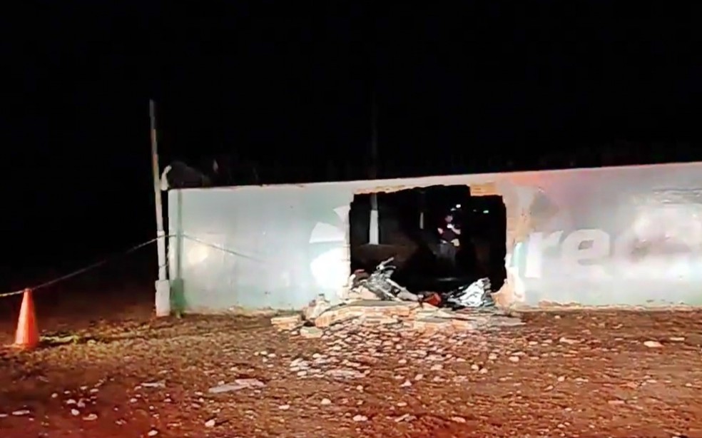 Muro ficou destruído — Foto: Portal Aooo Vivo Notícia