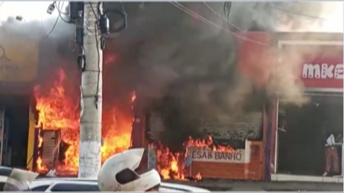 Fogo atinge fábrica em César de Souza, em Mogi das Cruzes, Mogi das Cruzes  e Suzano