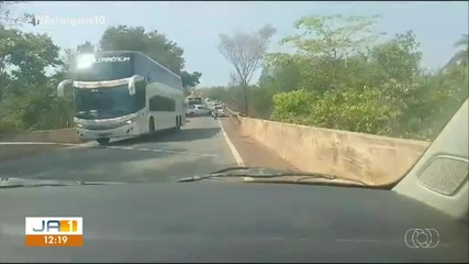 Batida entre carro e caminhonete deixa uma pessoa morta e outras feridas