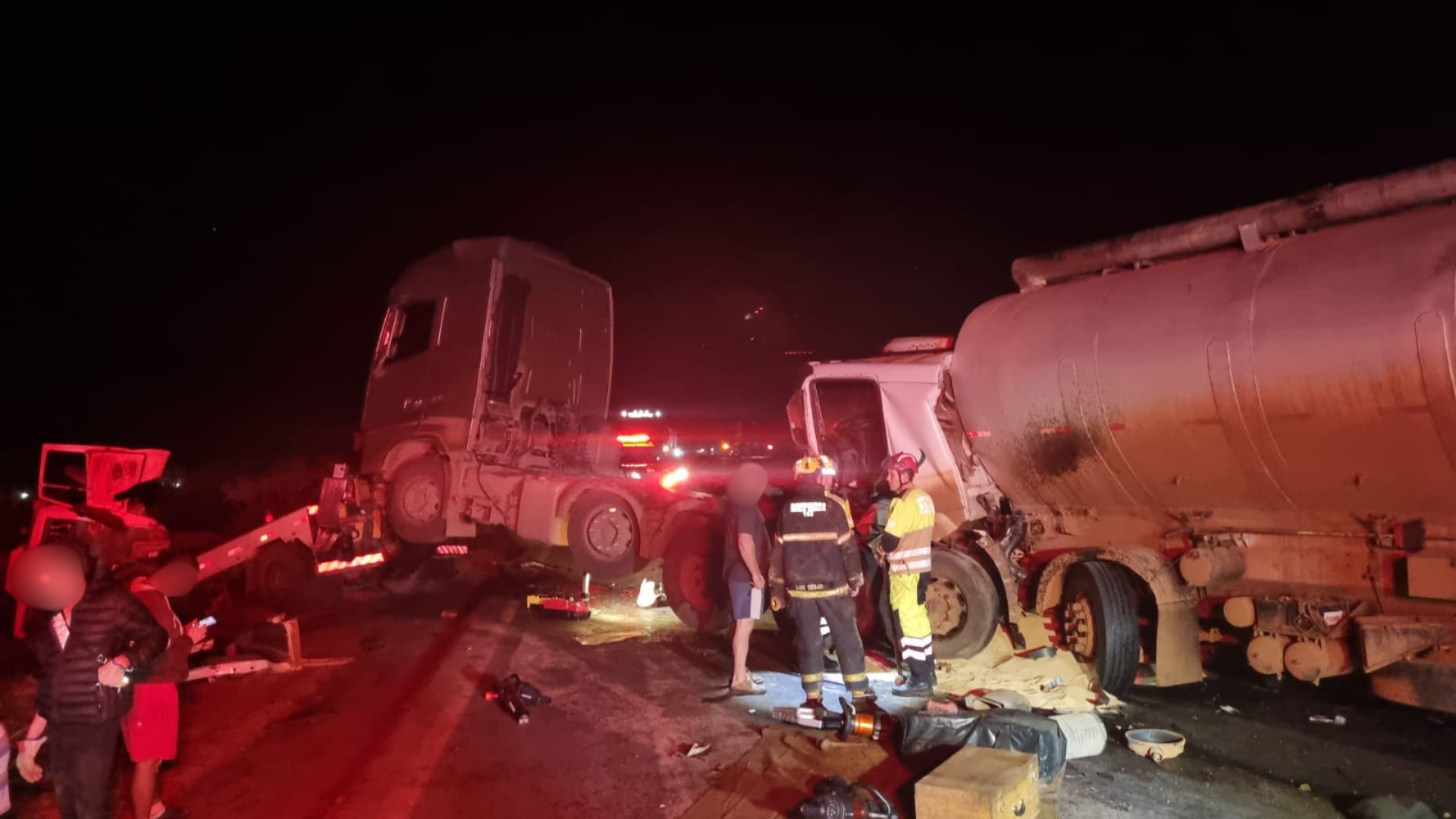 Grávida morre após ser ejetada em engavetamento na BR-365, em MG; quatro pessoas ficaram feridas