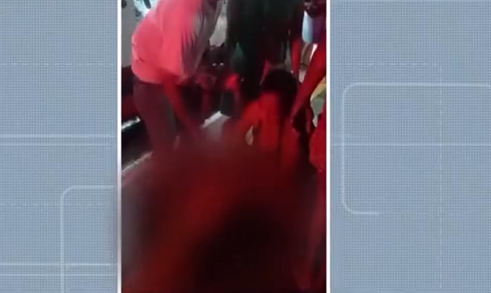 Mulher é morta a facadas em condomínio do bairro Cajazeiras VI, em Salvador — Foto: Reprodução/TV Bahia