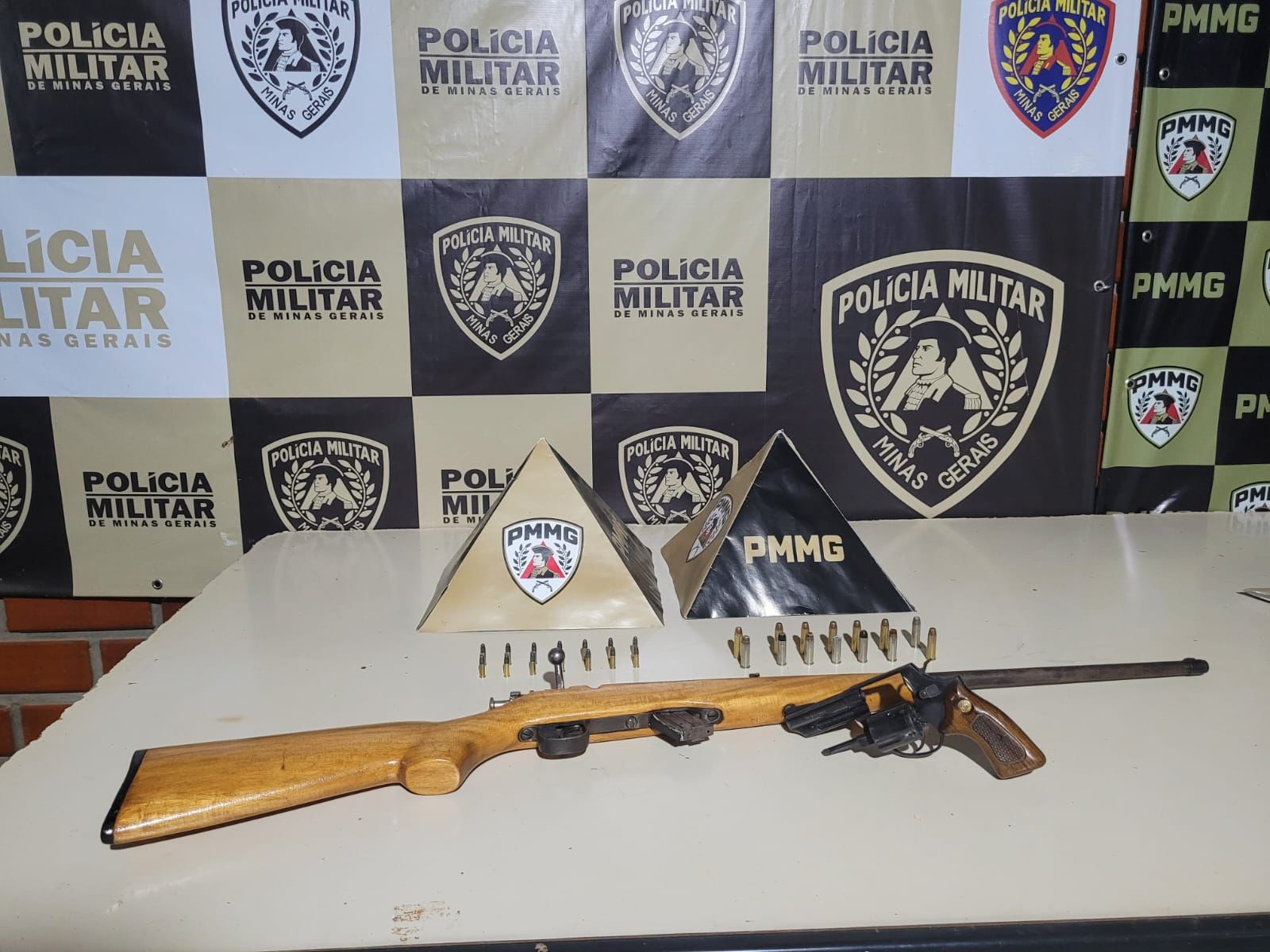 Homem é esfaqueado no peito pela filha durante briga com esposa em Januária
