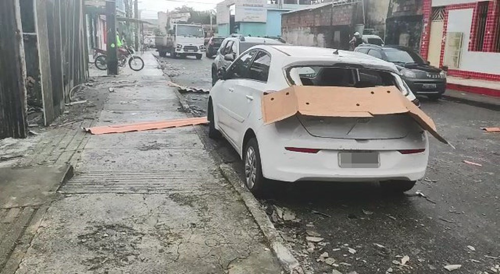 Em Paripe, subúrbio de Salvador, o vento forte destruiu vidros de carro — Foto: Reprodução/Redes Sociais