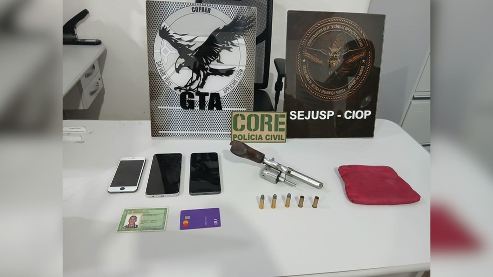 Com o suspeito, a polícia apreendeu um revólver calibre 38 e três aparelhos celulares. — Foto: GTA/Divulgação