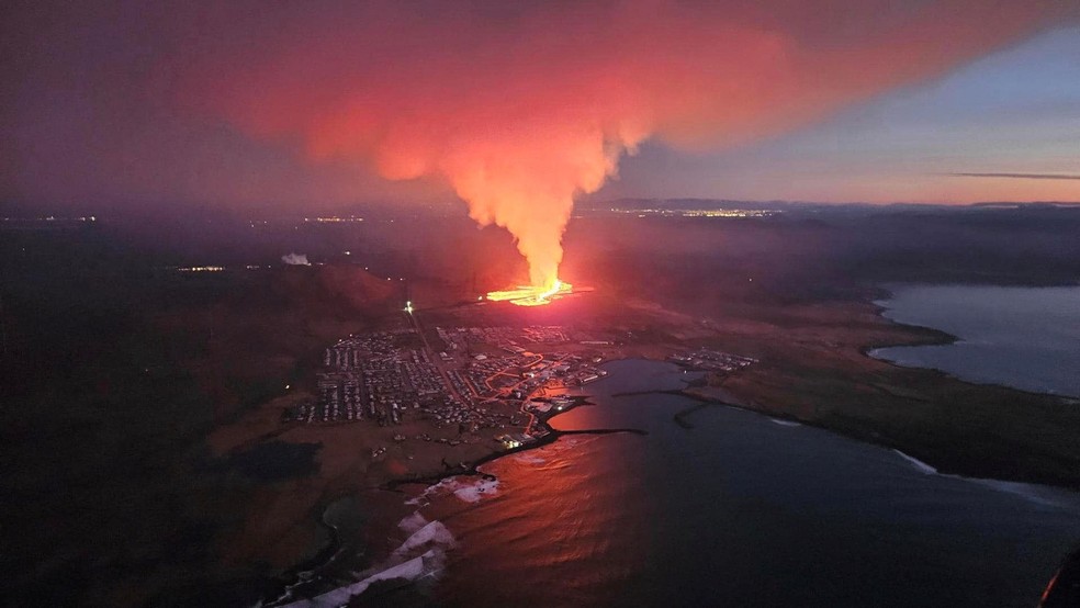 Vulcão entra em erupção na Islândia — Foto: Defesa Civil da Islândia/Reuters