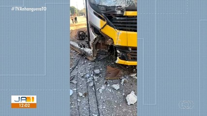 Ônibus bate em poste em Palmas