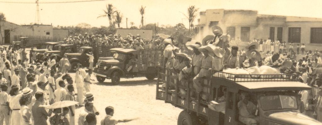 Soldados da borracha e familiares no momento de despedida no Ceará década de 40