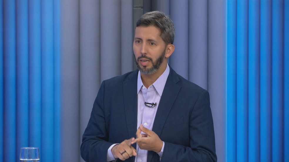 Leandro Grass (PV- PT - PC do B) em debate na Globo Brasília, nas eleições de 2022 — Foto: TV Globo/Reprodução