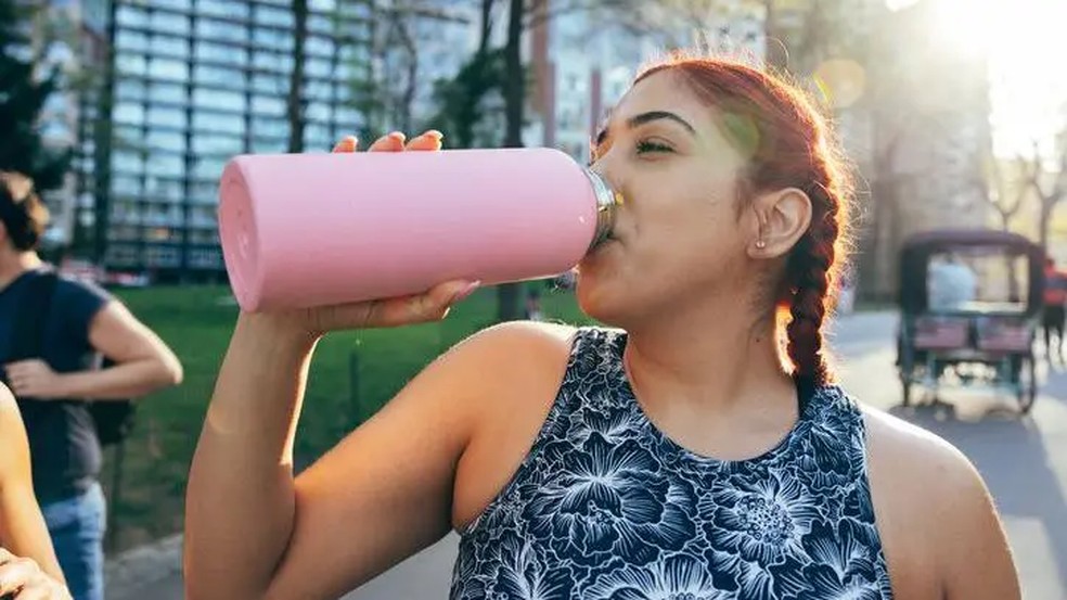 Uma garrafa d'água reutilizável suja pode ter 40 mil vezes mais bactérias que a tampa de um vaso sanitário — Foto: Getty Images via BBC