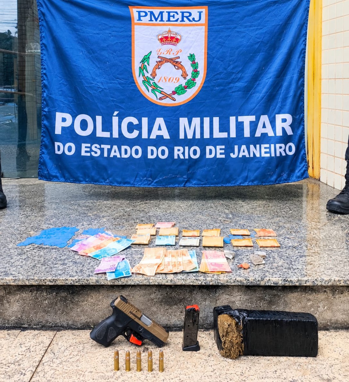 Trio é preso com arma e droga em Sapucaia