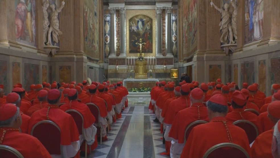 Cardeais em oração na Capela Paulina antes de procissão de entrada na Capela Sistina — Foto: REUTERS