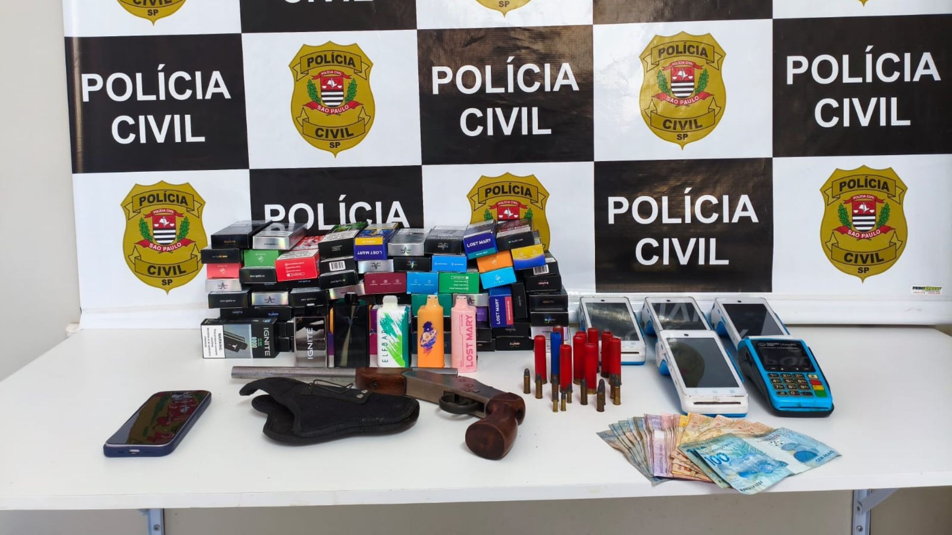 Polícia Civil apreende grande quantidade de cigarros eletrônicos em Botucatu; homem é preso