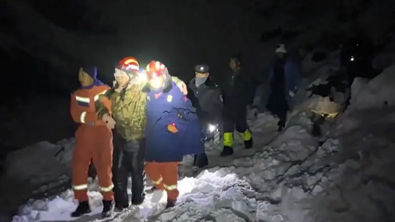 Alpinistas são resgatados após ficarem presos em nevasca no Everest