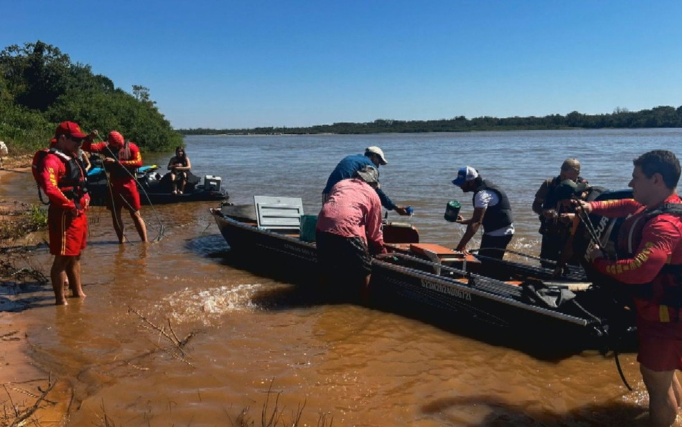 Canoa que naufragou de volta  margem do rio aps resgate dos bombeiros  Foto: Divulgao/Corpo de Bombeiros