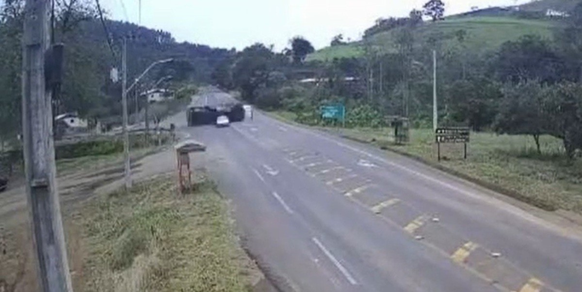 VÍDEO: Carro escapa 'de raspão' de ser atingido por caminhão desgovernado em SC