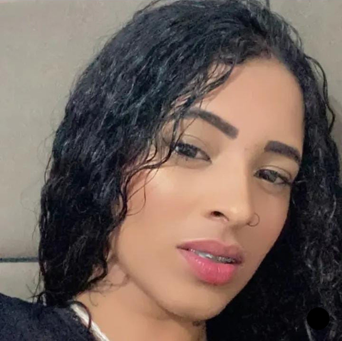 Jovem é achada morta em cima da cama e família suspeita que foi feminicídio