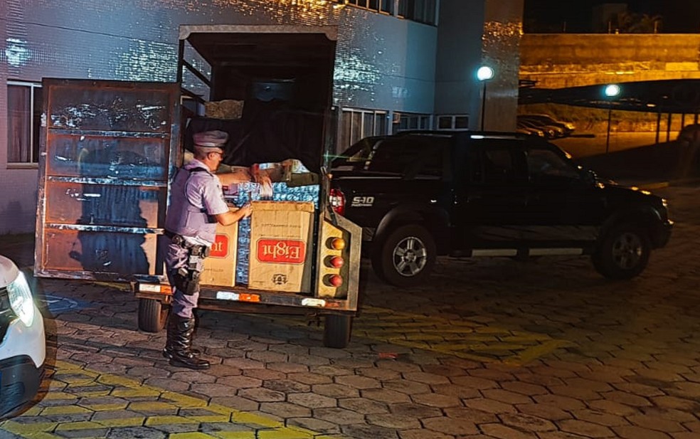 Fiscalização apreende 30 mil maços de cigarros contrabandeados em trailer de cavalos, em Teodoro Sampaio (SP) — Foto: Polícia Rodoviária