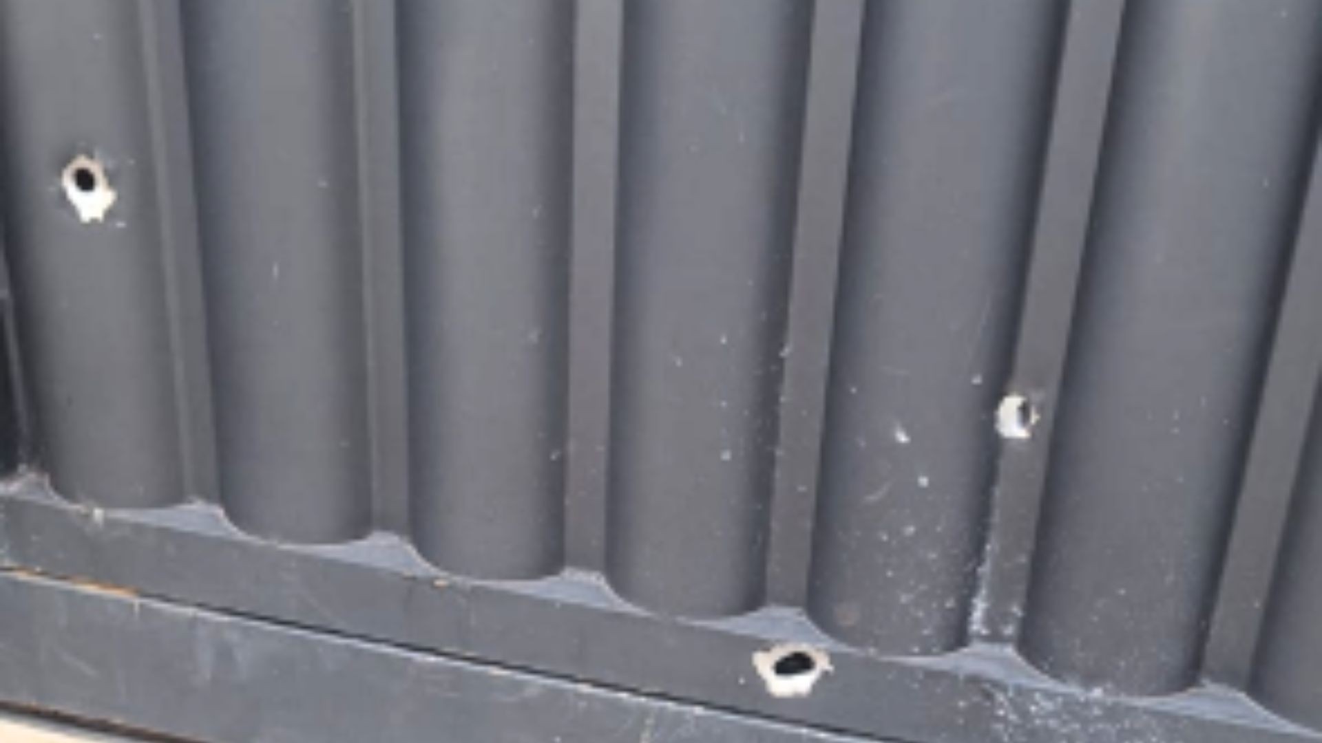 Morador é atingido nas nádegas por bala perdida que atravessou o portão da garagem em Uberlândia