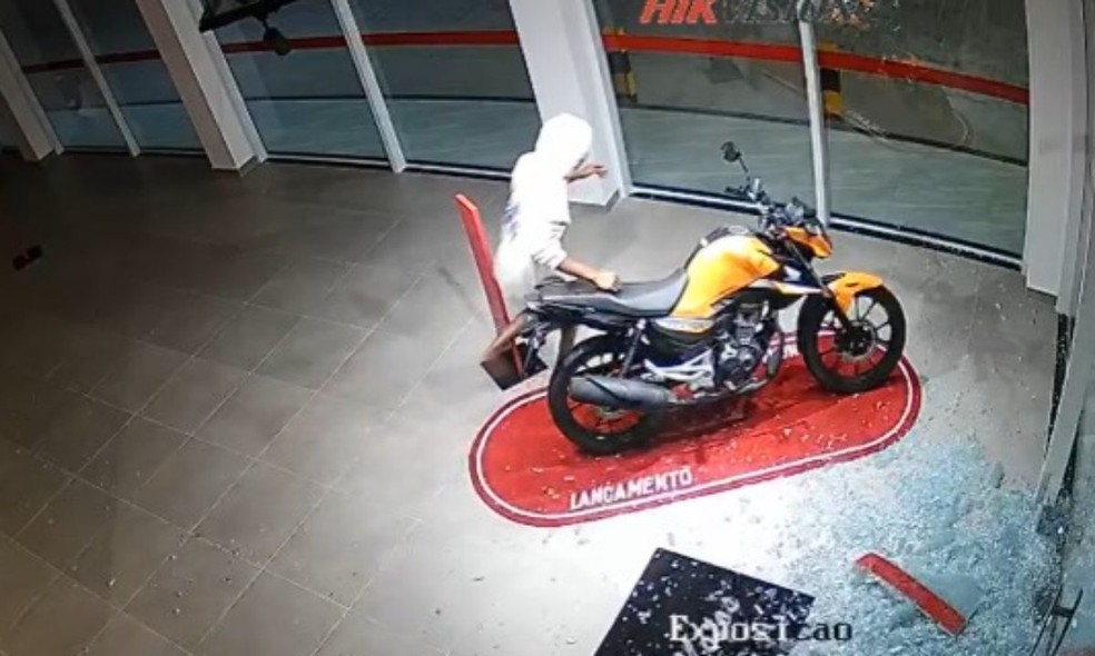 Dupla quebra vidraça e furta motos de concessionária na Bahia — Foto: Reprodução/Redes Sociais