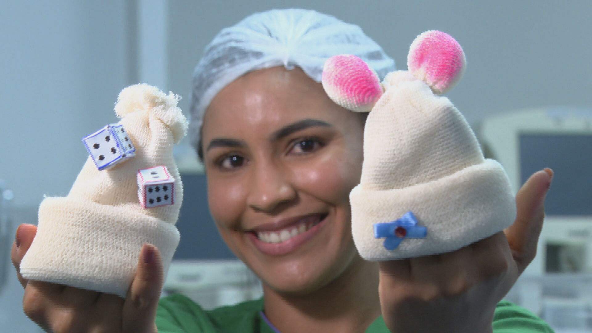 Bebês prematuros ganham 'touquinhas malucas' feitas por técnicas em enfermagem em UTI neonatal