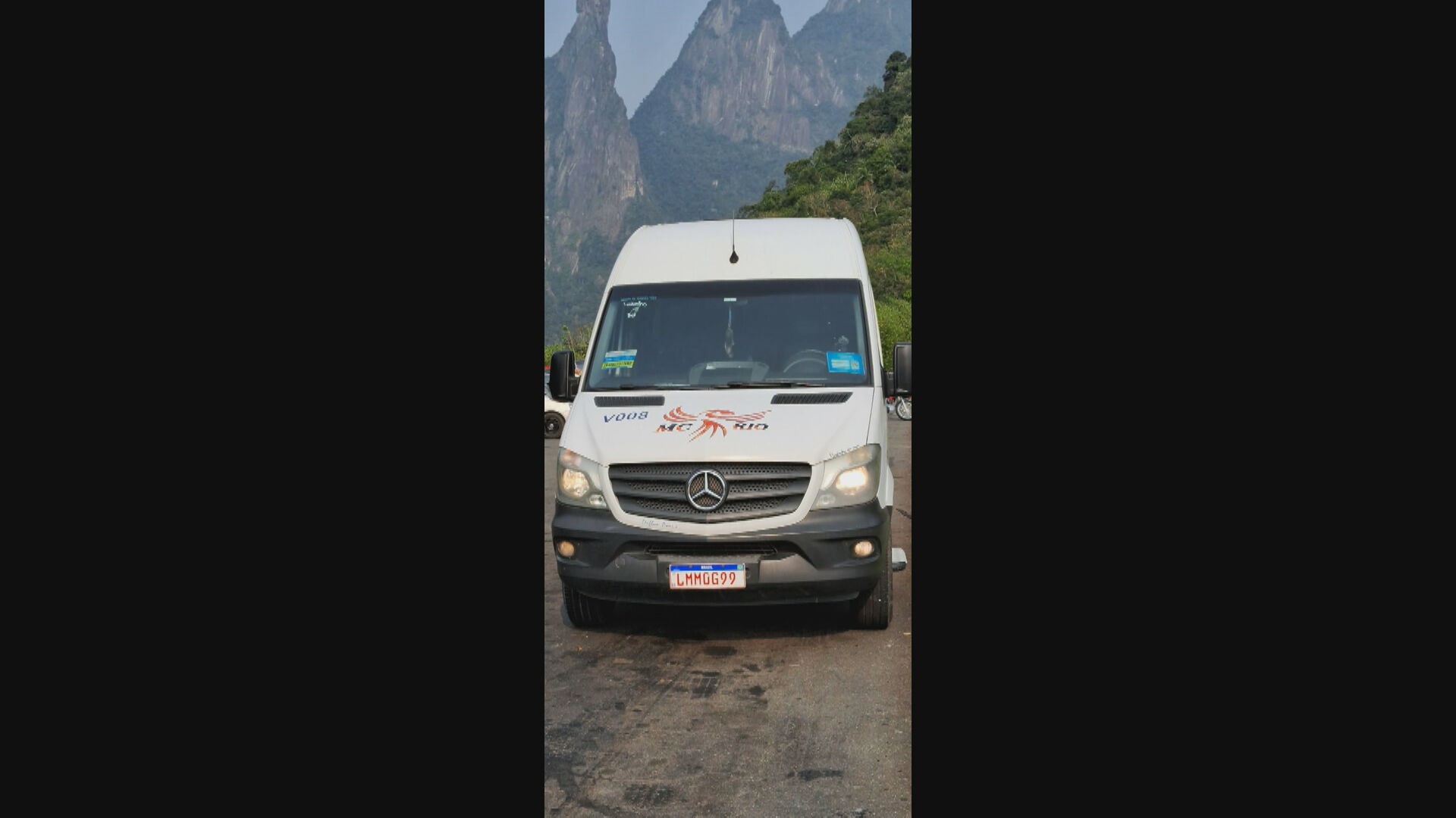 Van com equipe do cantor Tiee é roubada na Linha Amarela a caminho de show em Nilópolis; 12 estavam no veículo