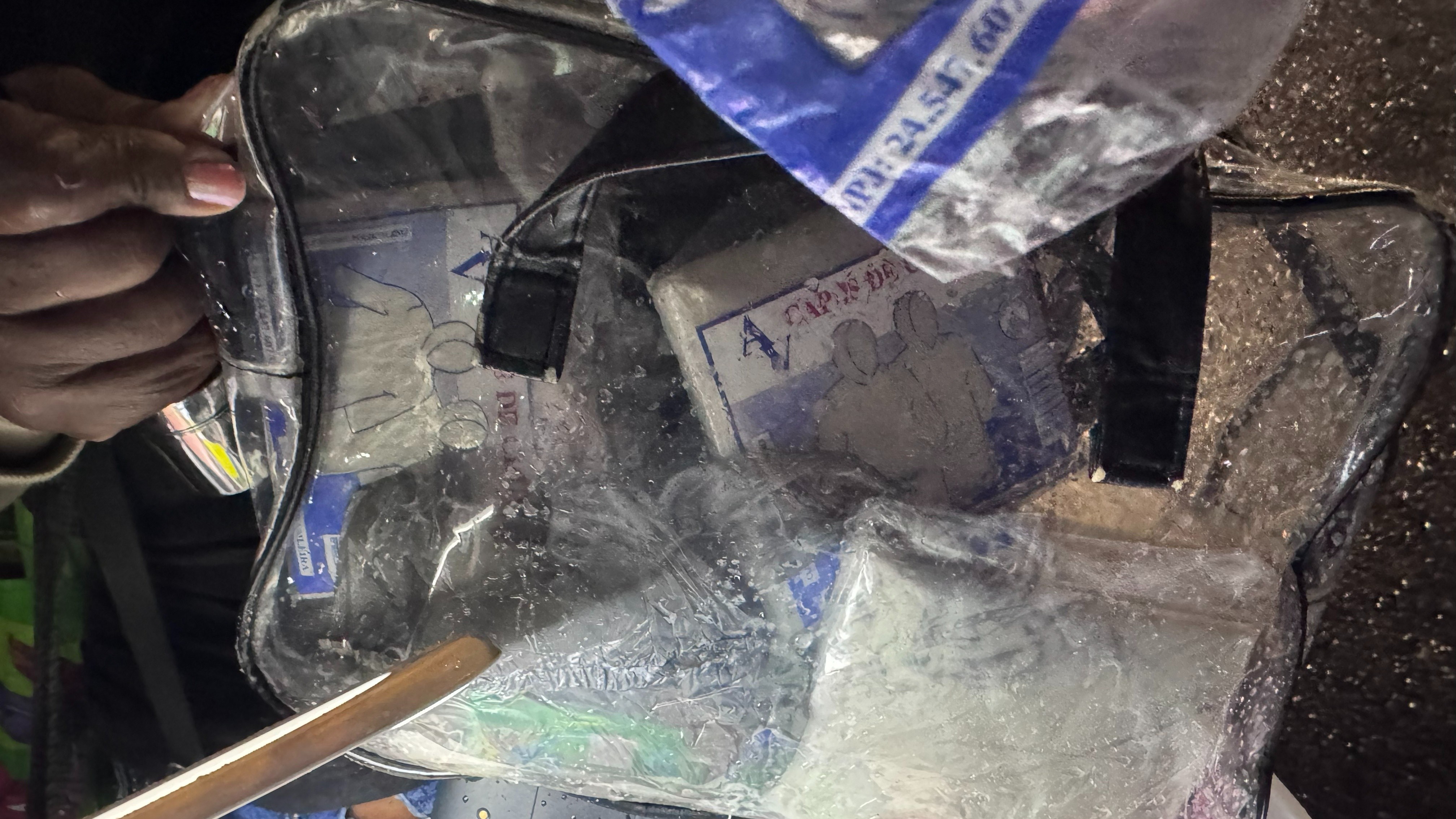 De R$ 3 na internet a R$ 30 com ambulantes: chuva infla preço de capas, que também viram parte do look no Rock in Rio