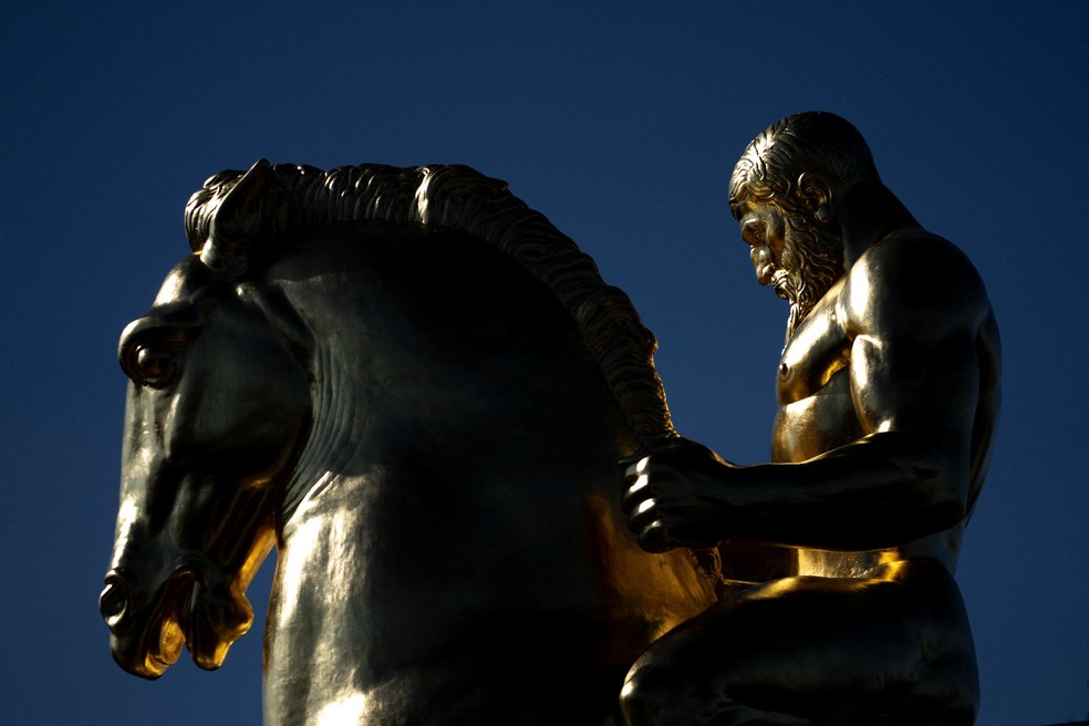 Estátuas recentemente douradas novamente na instalação The Arts of War na Memorial Bridge, em Washington, D.C., EUA, 30 de julho de 2026. — Foto: REUTERS/Nathan Howard