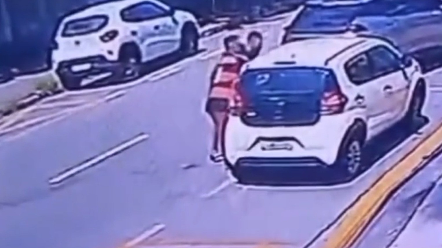 Vídeo: motorista e passageira são assaltados em Fortaleza; suspeito é preso