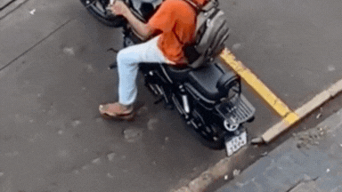 VÍDEO: Homem tenta arrancar três vezes com moto furtada e foge sem o veículo sob gritos de 'pega ladrão' em MG