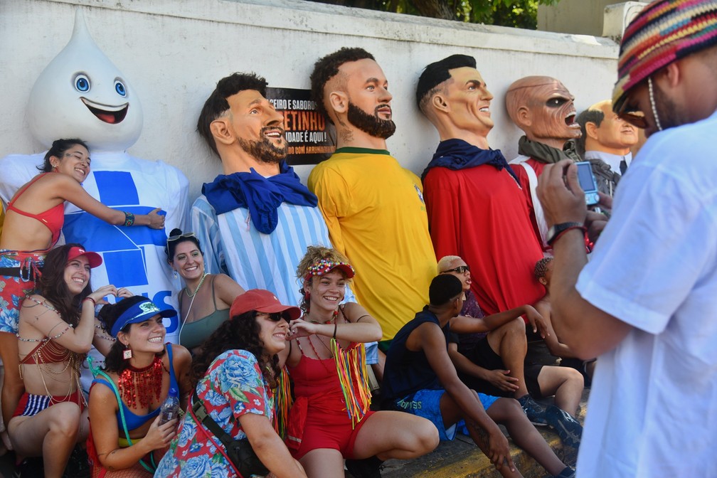 Bonecos gigantes em Olinda, nesta segunda (16) — Foto: Leo Caldas/g1