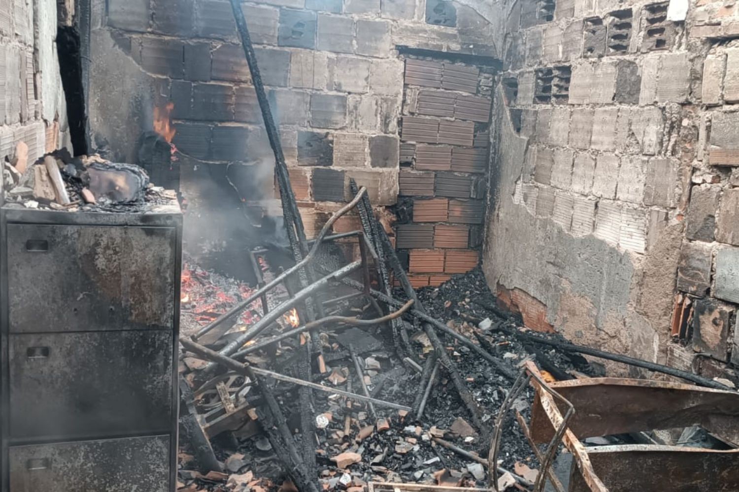 Casa abandonada pega fogo e assusta moradores no litoral de SP; VÍDEO