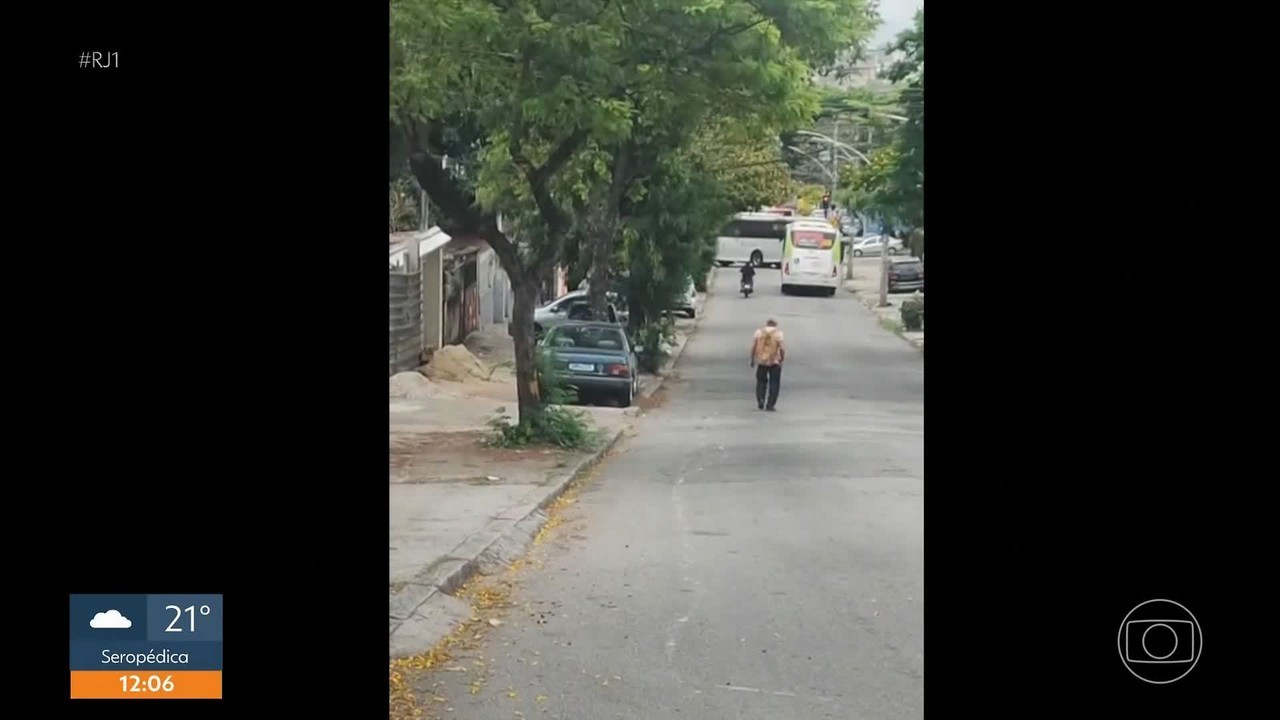Dois ônibus são tomados e usados como barricadas em Brás de Pina, na Zona Norte do Rio