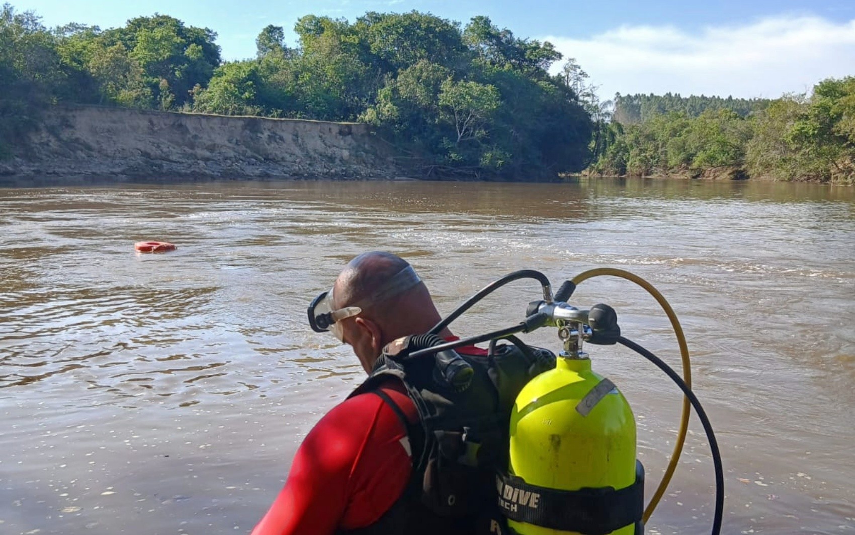 Bombeiros seguem buscas por homem desaparecido após afogamento em Pouso Alegre, MG