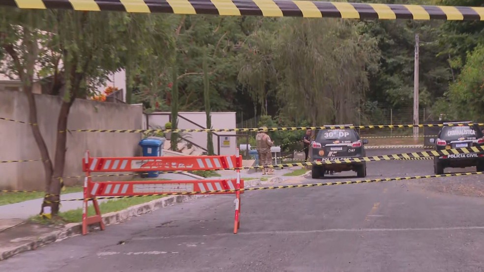 Casa onde delegado atirou contra esposa e empregada está isolada para perícia. — Foto: TV Globo