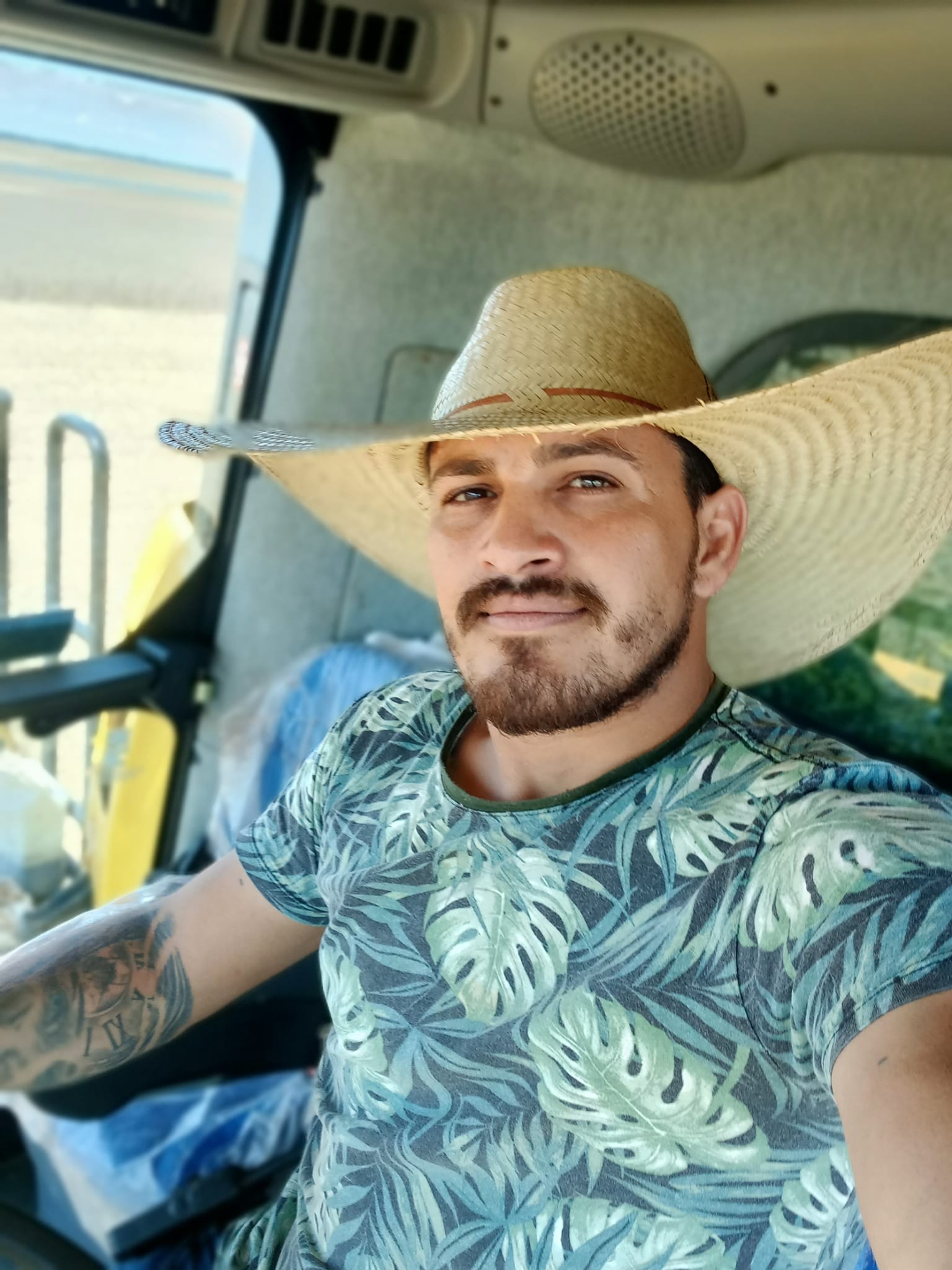 Motorista morre após perder controle de carro e bater contra meio-fio em rotatória de MT 